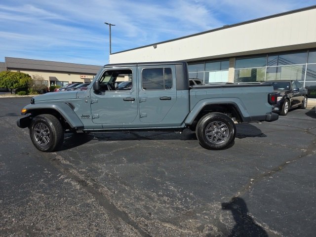 Used 2024 Jeep Gladiator Sport image 3