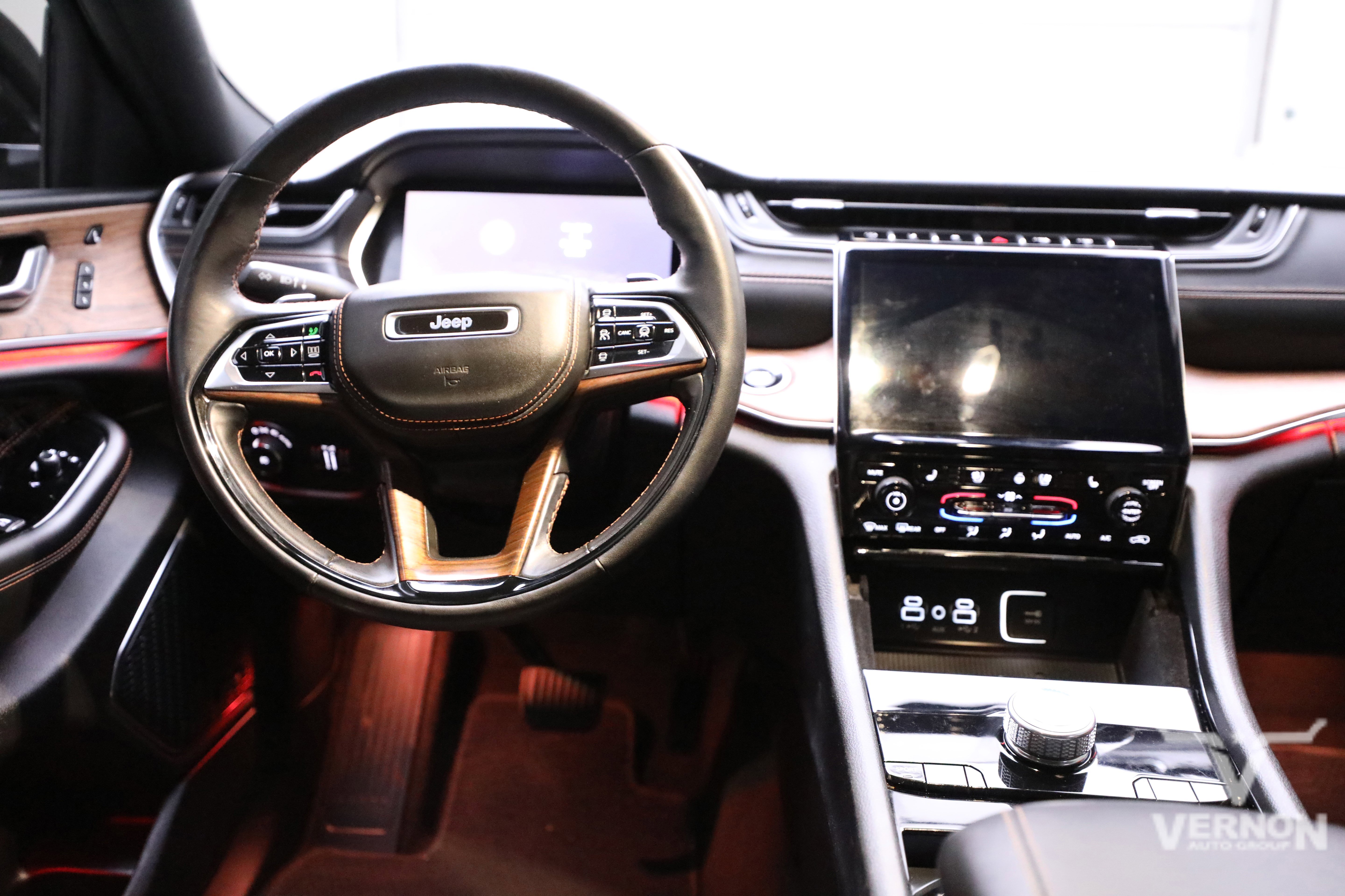 Used 2022 Jeep Grand Cherokee L Summit w/ Luxury Tech Group V image 21