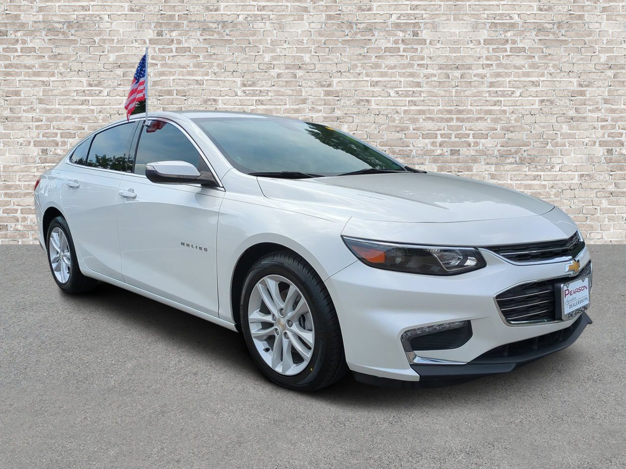 Used 2018 Chevrolet Malibu LT FWD image 1