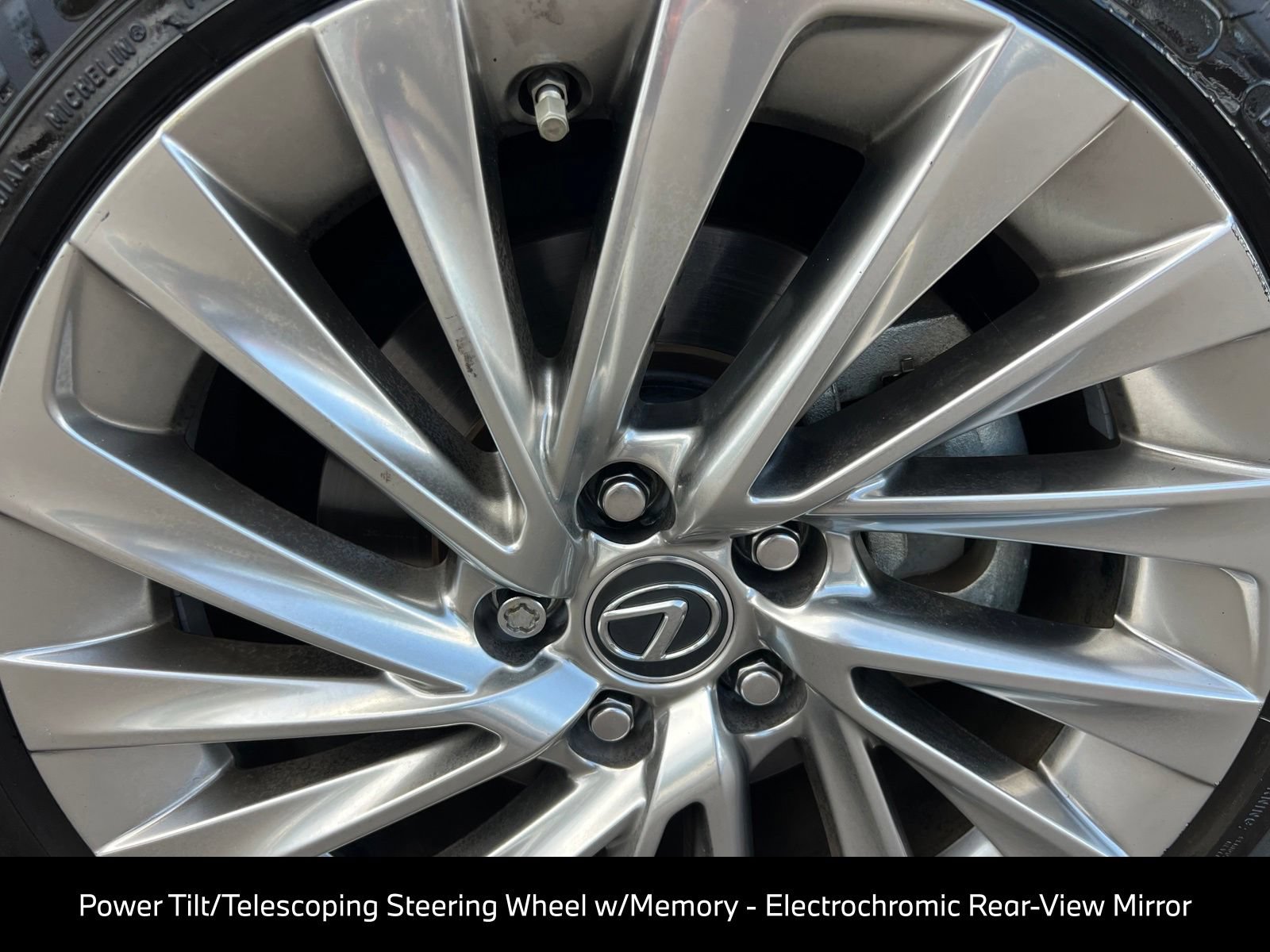 Used 2019 Lexus ES 300h Ultra Luxury w/ Accessory Package 2 FWD image 17