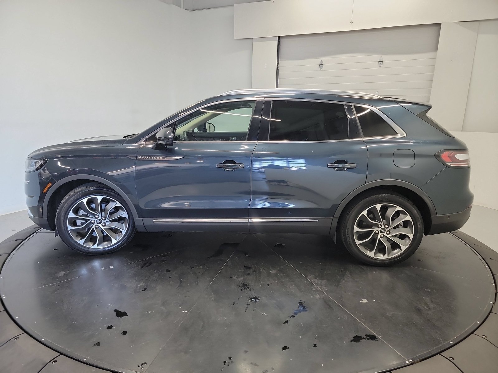 Used 2022 Lincoln Nautilus Reserve w/ Equipment Group 201A AWD/4WD image 4
