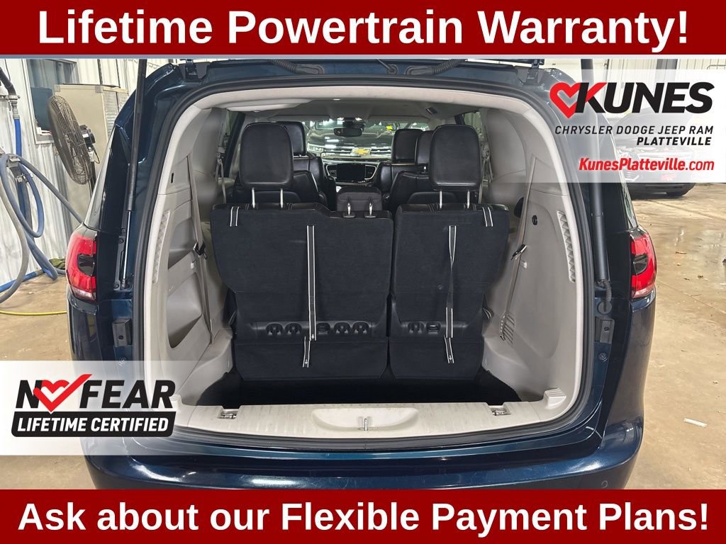 Used 2023 Chrysler Pacifica Touring-L image 11