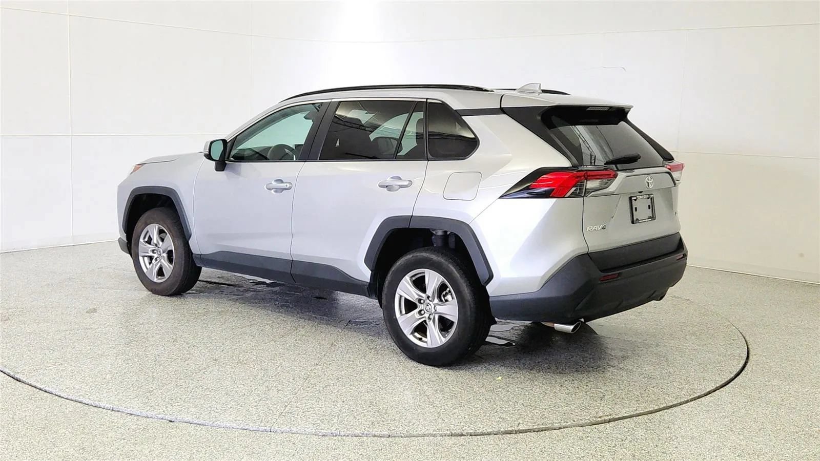 Used 2024 Toyota RAV4 XLE FWD image 5