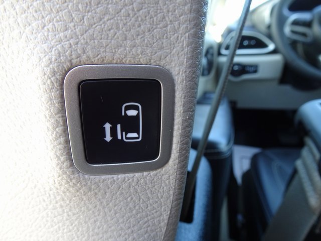 Used 2024 Chrysler Pacifica Touring-L image 14