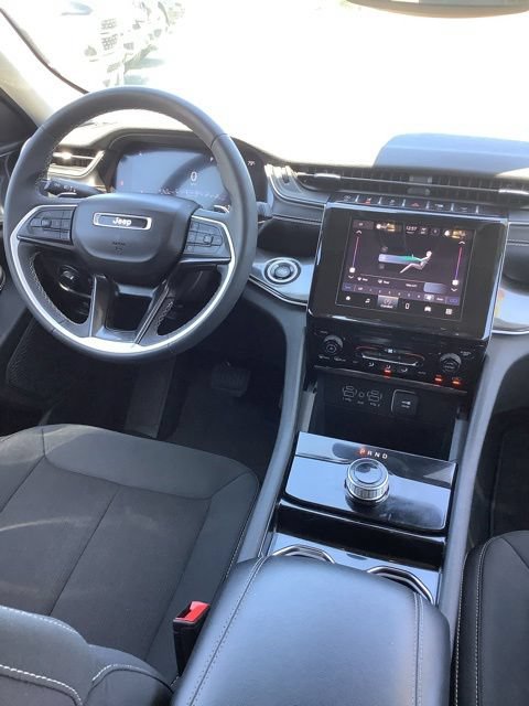 Certified 2023 Jeep Grand Cherokee Laredo AWD/4WD image 13