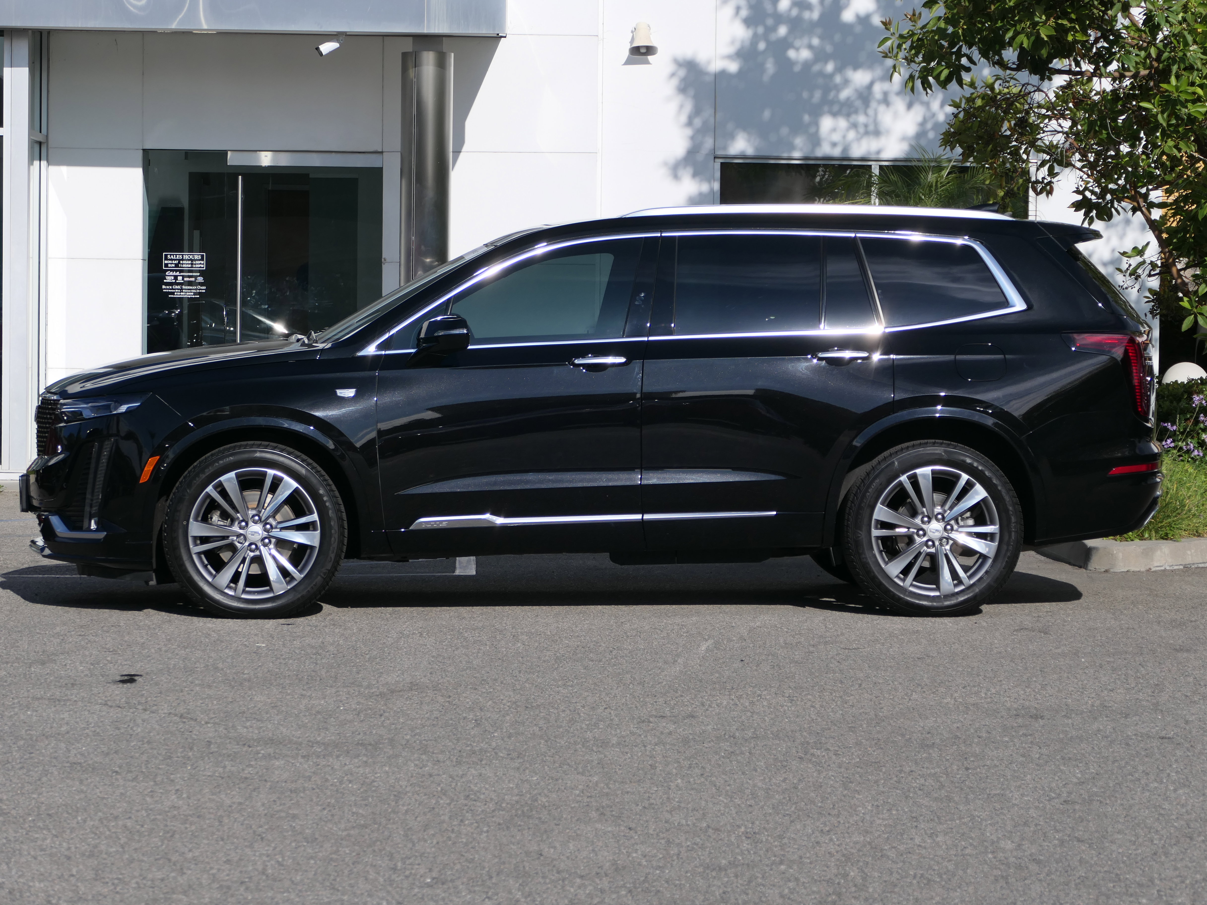Certified 2024 Cadillac XT6 Premium Luxury FWD image 2