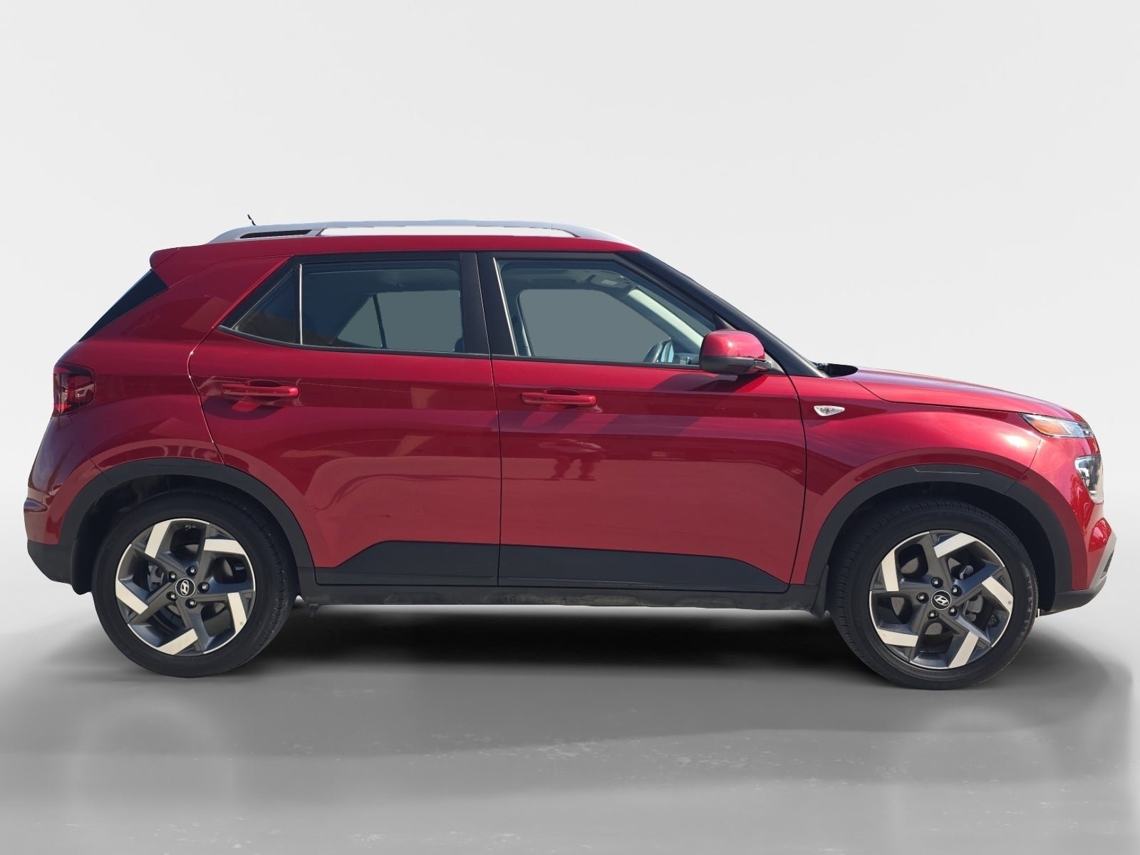Used 2025 Hyundai Venue SEL FWD image 2