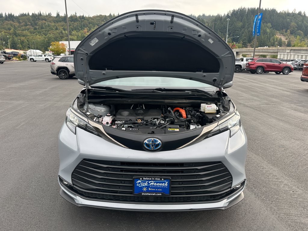 Used 2024 Toyota Sienna XLE Woodland Edition AWD/4WD image 4
