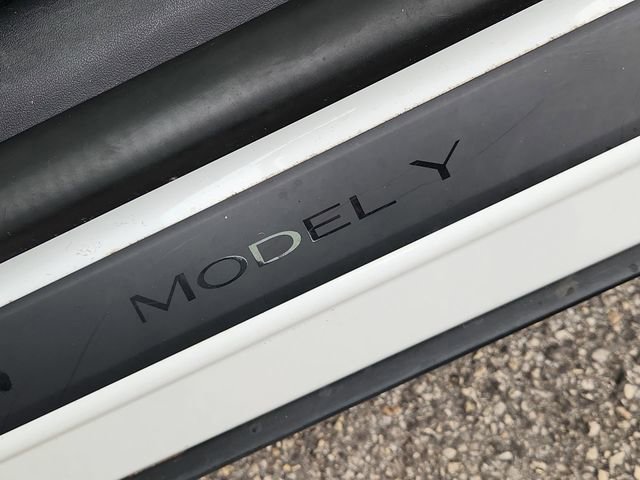 Used 2022 Tesla Model Y Long Range image 31