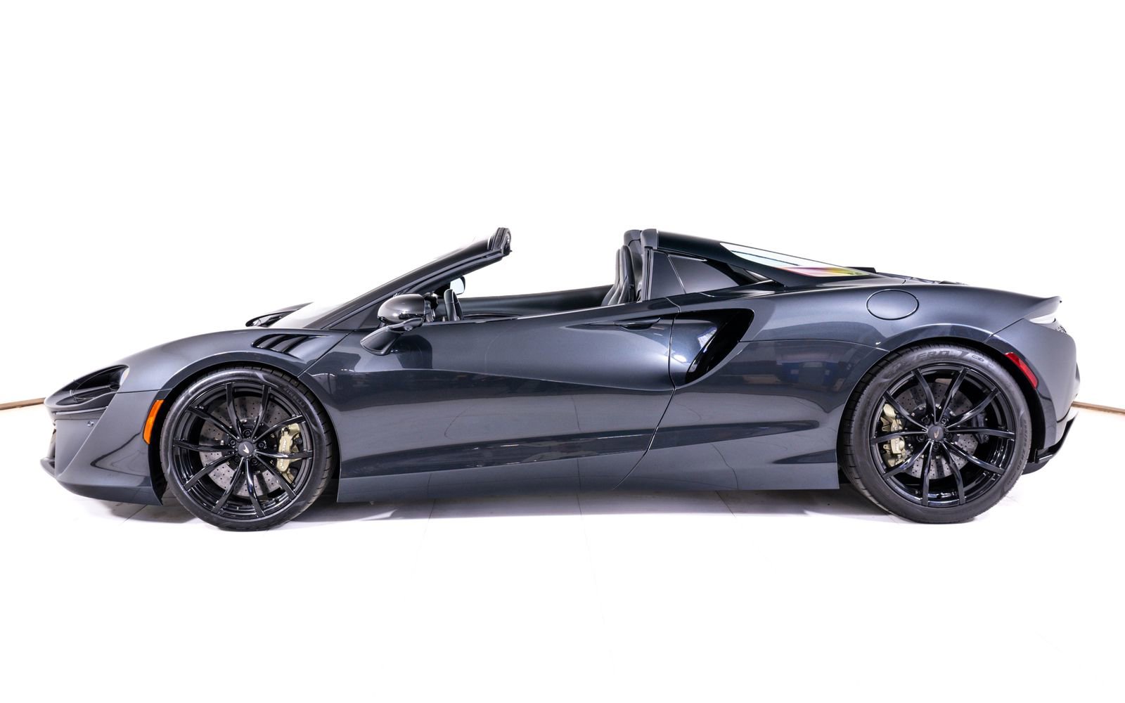 Used 2025 McLaren Artura Spider RWD image 2