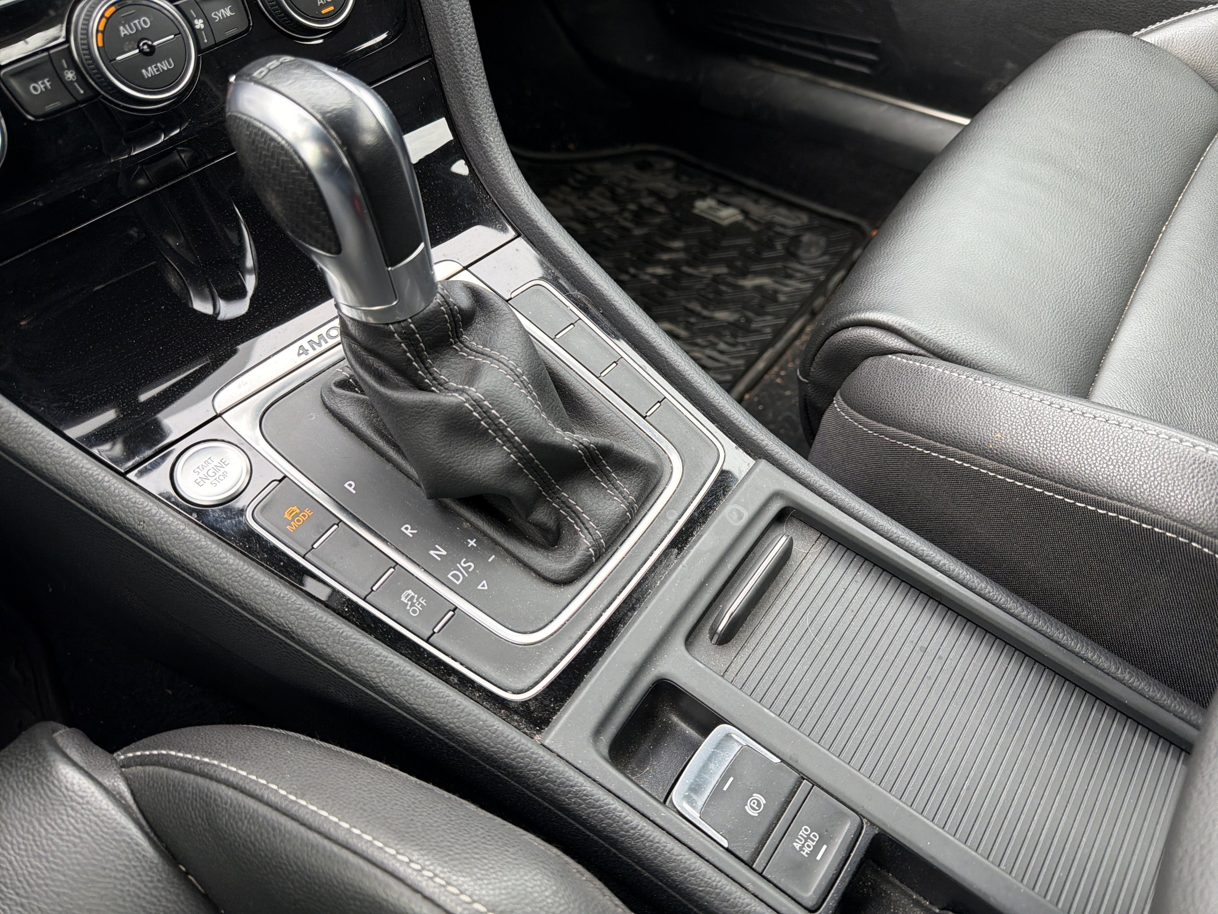 Used 2015 Volkswagen Golf R 4-Door image 22