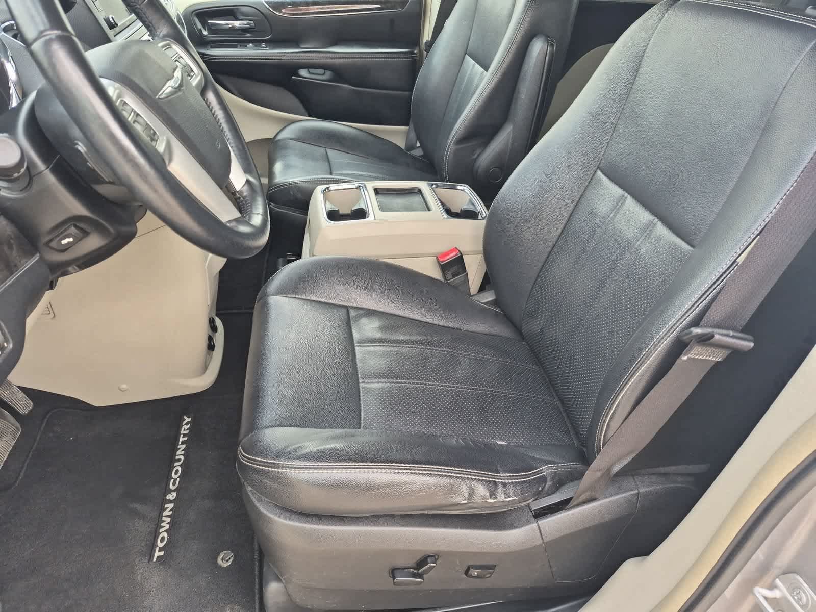 Used 2014 Chrysler Town & Country Touring-L w/ Driver Convenience Group FWD image 16