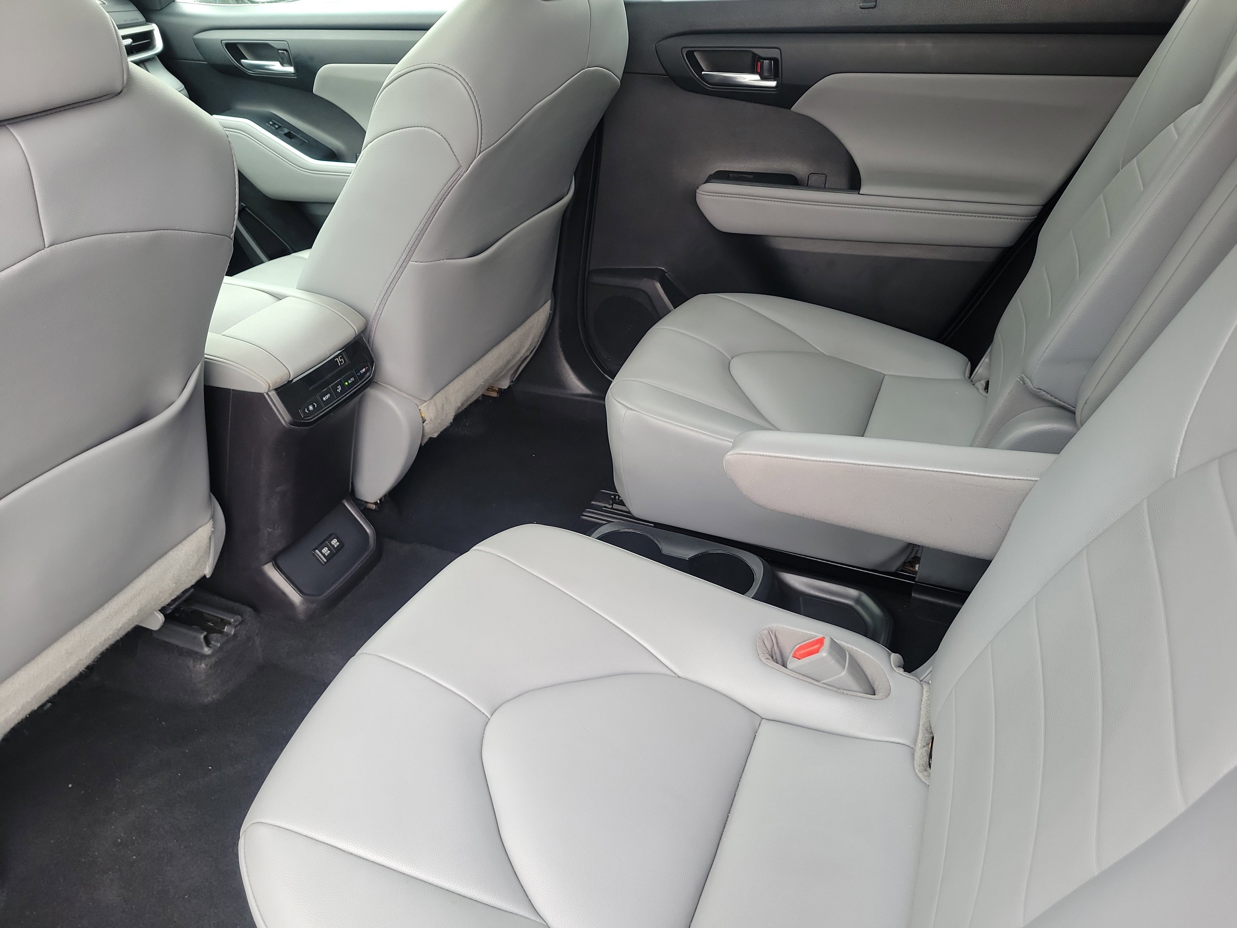 Used 2021 Toyota Highlander XLE image 10