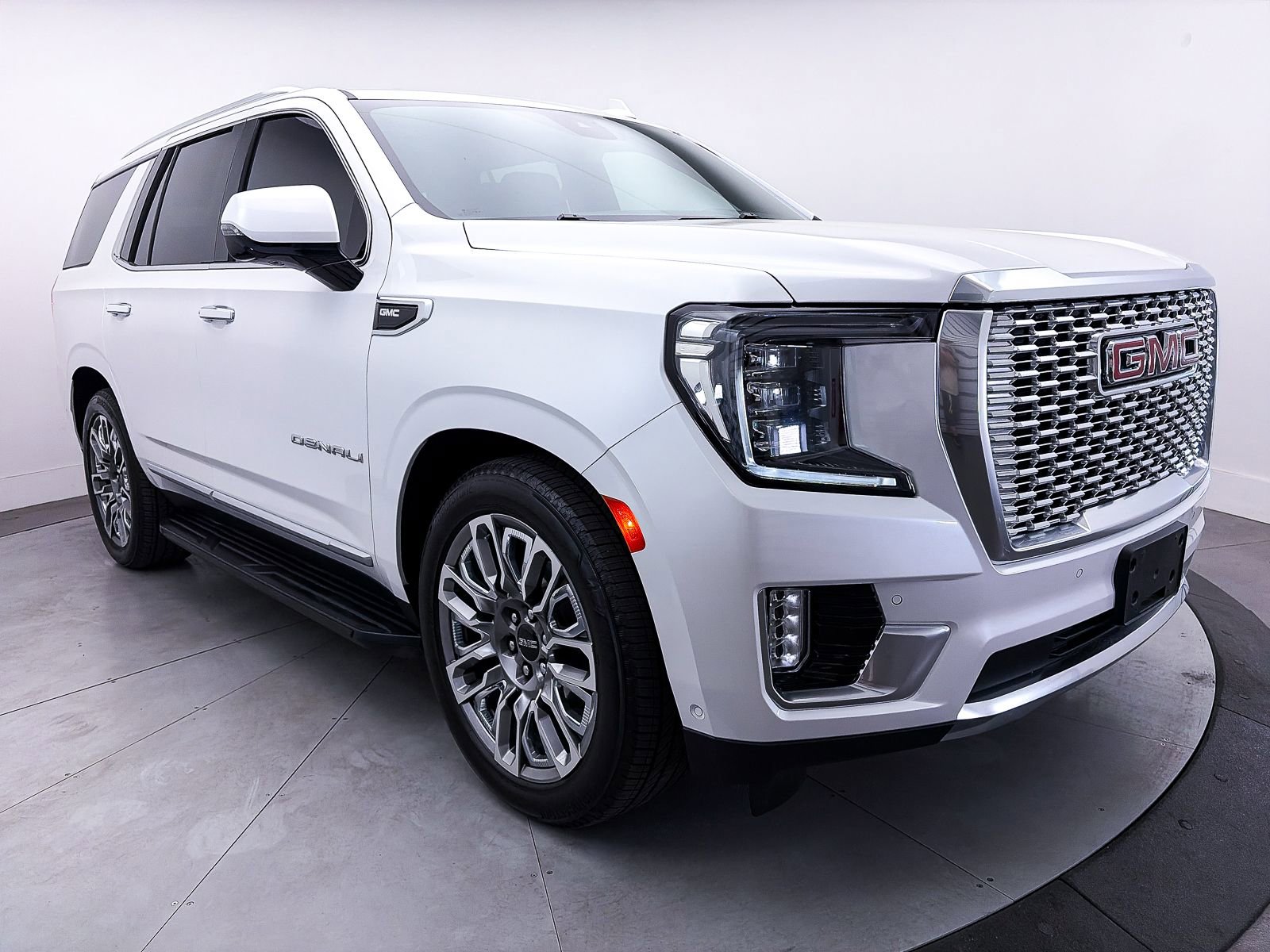 Used 2024 GMC Yukon Denali w/ Advanced Technology Package AWD/4WD image 15