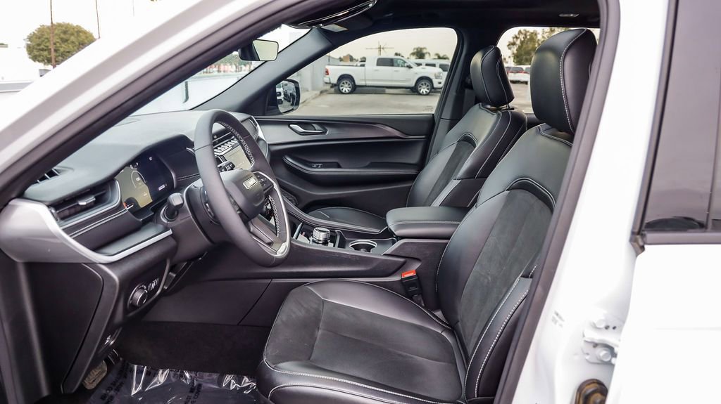 Certified 2025 Jeep Grand Cherokee Altitude image 19