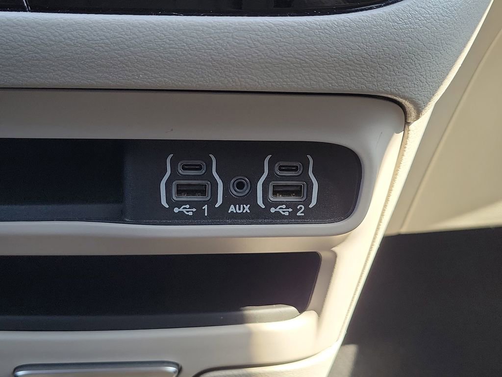 Certified 2024 Chrysler Pacifica Touring-L image 36