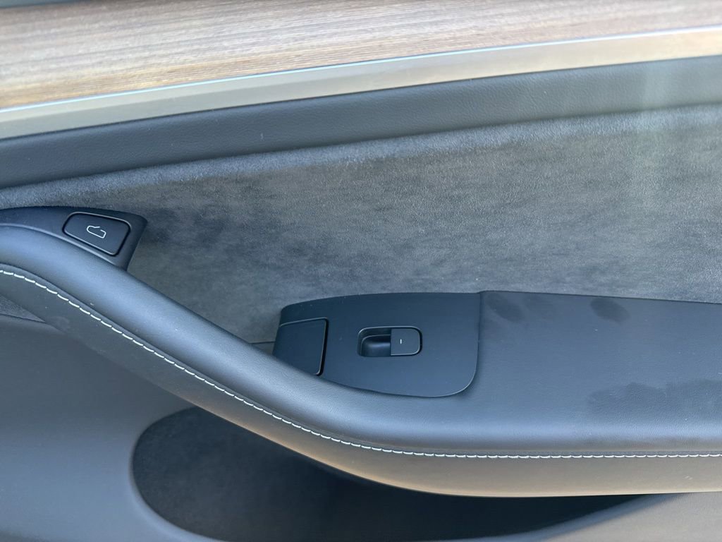 Used 2024 Tesla Model Y Long Range AWD/4WD image 17