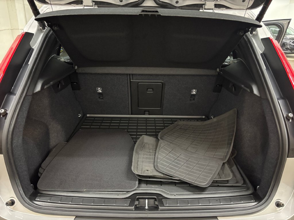 Certified 2023 Volvo XC40 B5 Core AWD/4WD image 16
