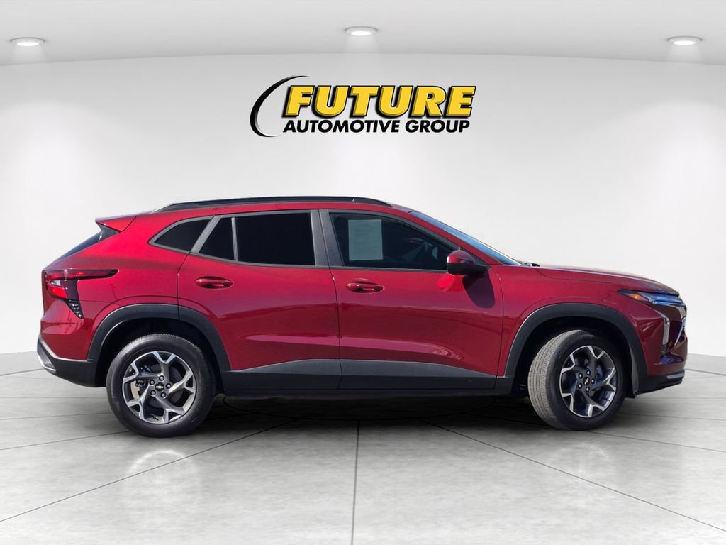 Used 2025 Chevrolet Trax LT w/ Driver Confidence Package FWD image 3