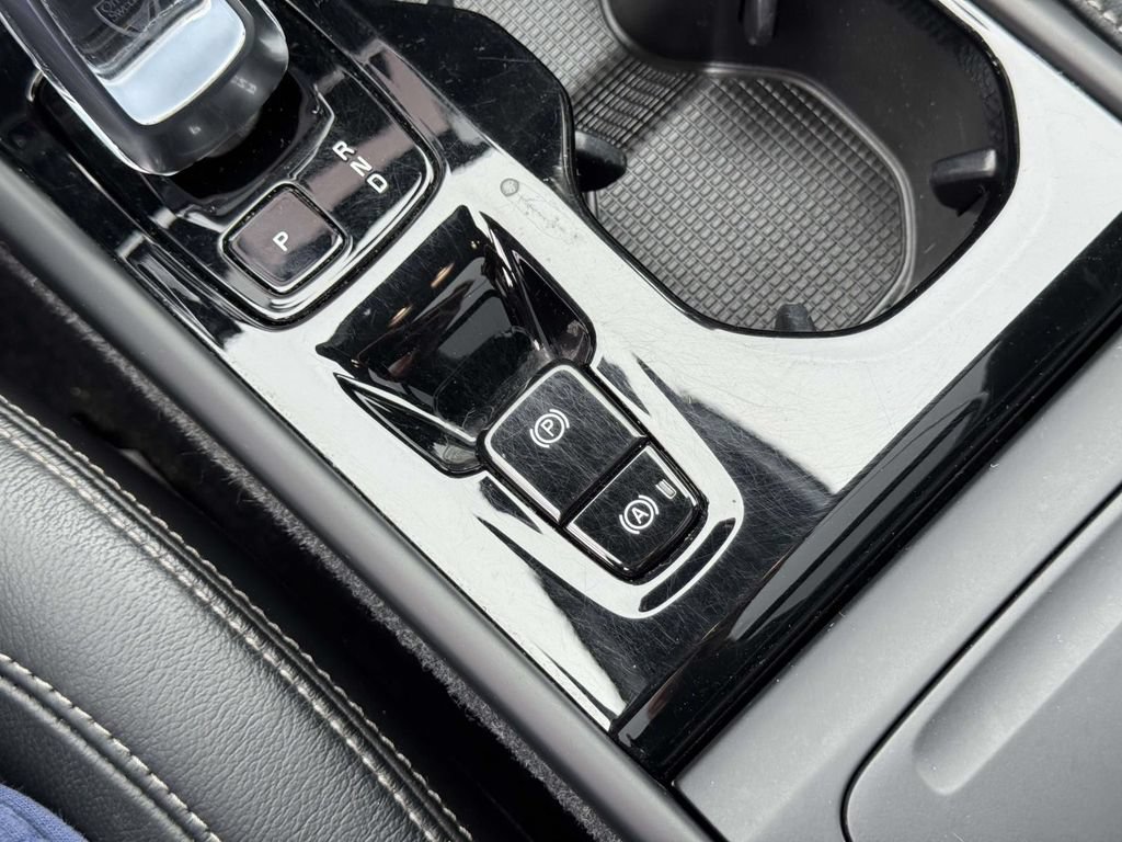 Certified 2023 Volvo XC40 B5 Ultimate w/ Protection Package Premier AWD/4WD image 32