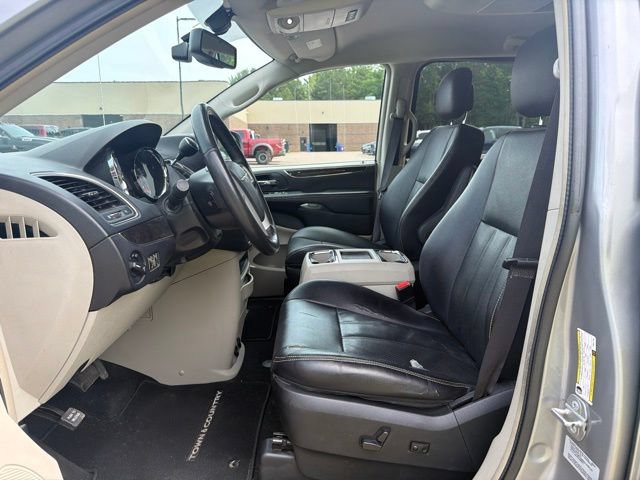 Used 2015 Chrysler Town & Country Touring-L w/ Driver Convenience Group FWD image 16