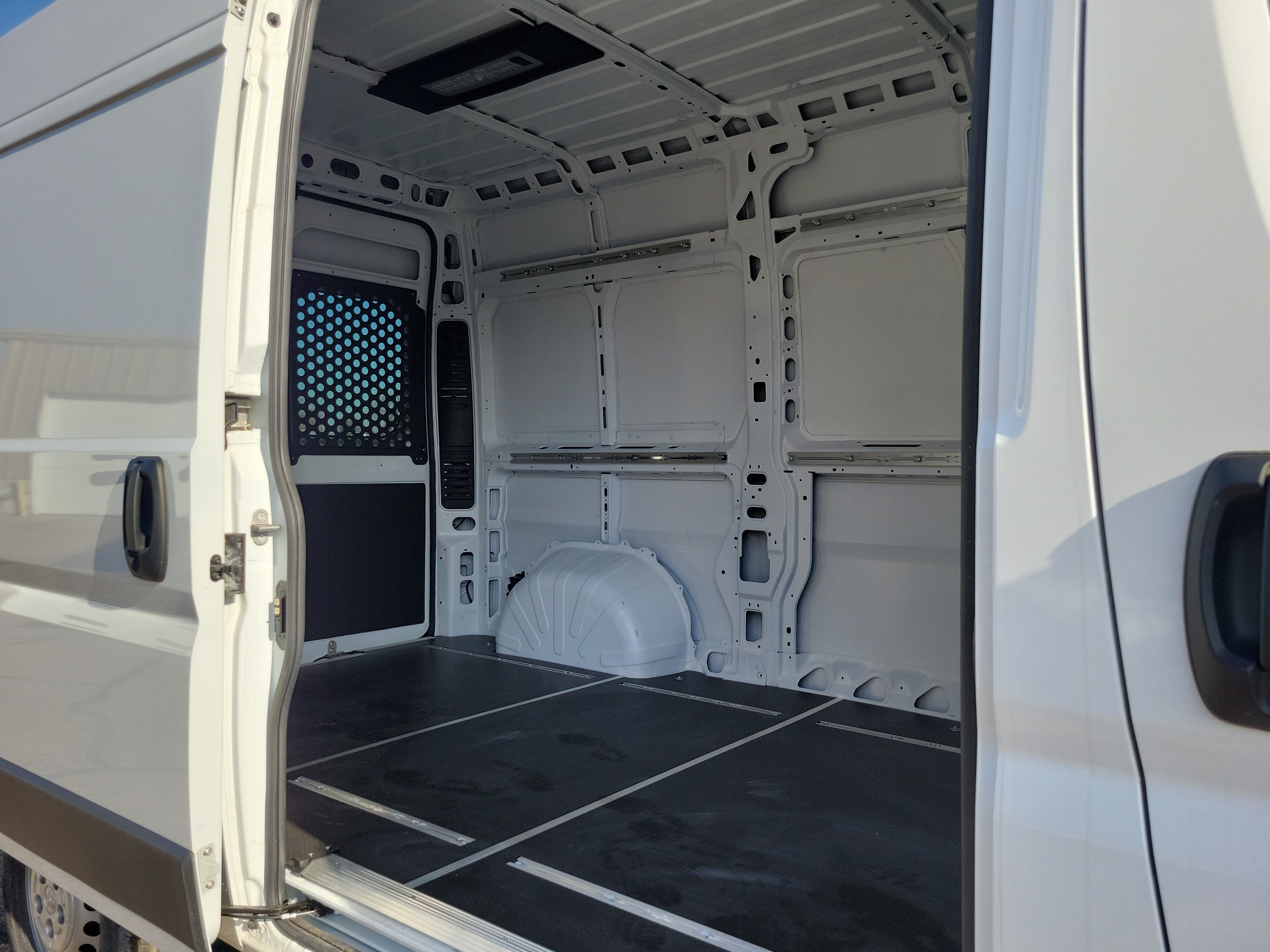 Used 2025 RAM ProMaster 2500 w/ Convenience Group FWD image 18