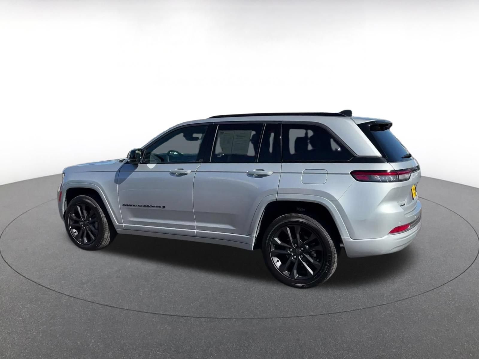 Used 2026 Jeep Grand Cherokee Limited AWD/4WD image 9