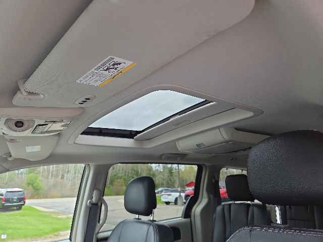 Used 2016 Chrysler Town & Country Touring-L FWD image 26