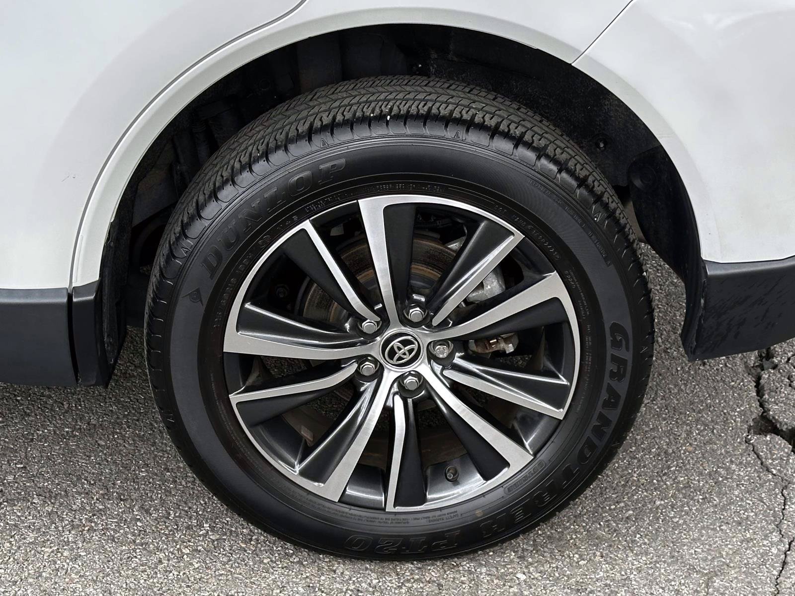 Used 2023 Toyota Venza LE AWD/4WD image 11