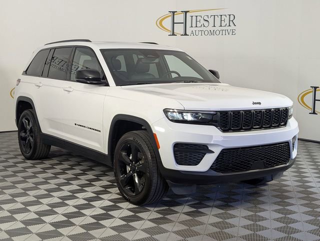 Used 2023 Jeep Grand Cherokee Altitude image 2