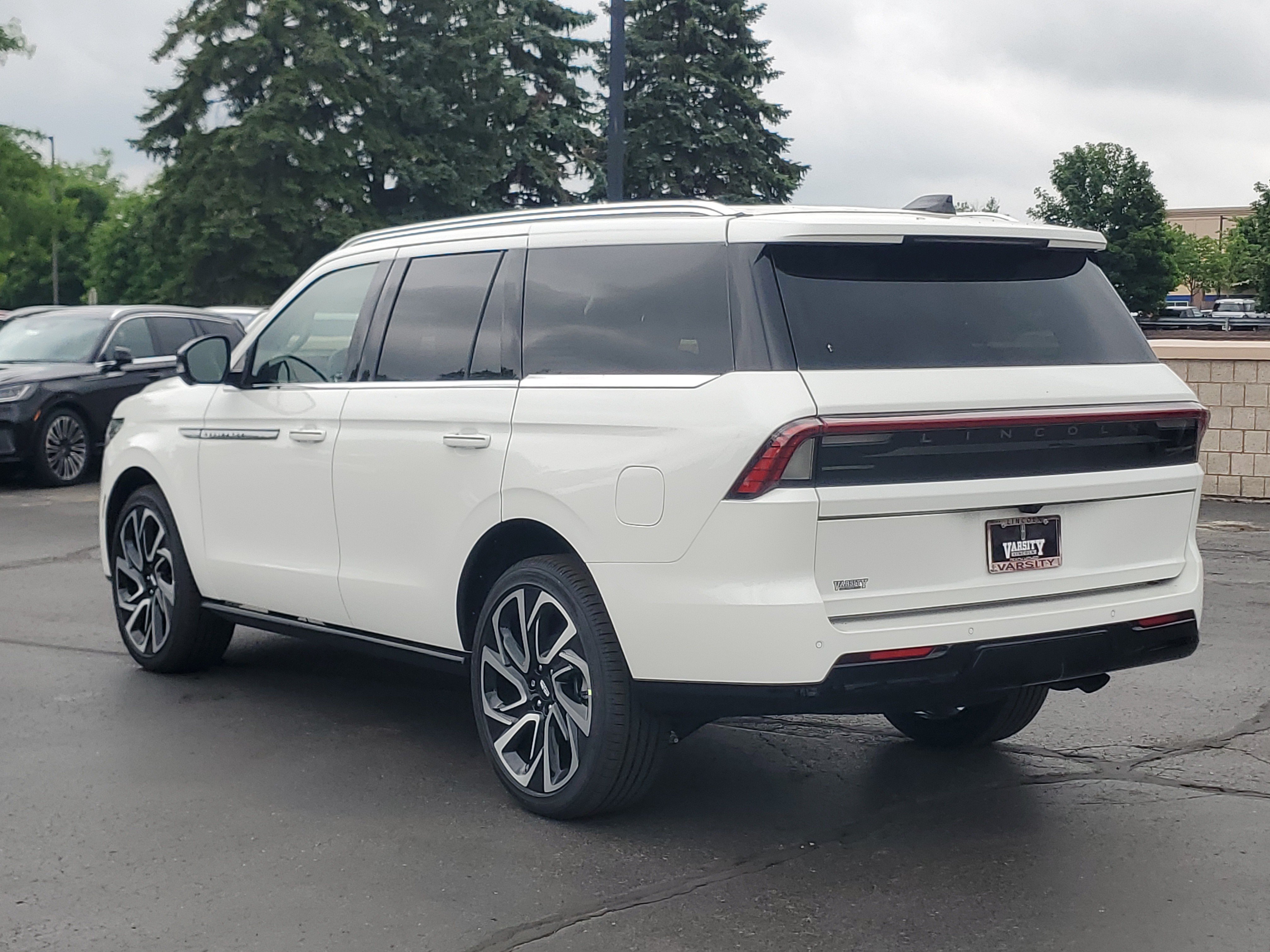 New 2026 Lincoln Navigator Reserve AWD/4WD image 3