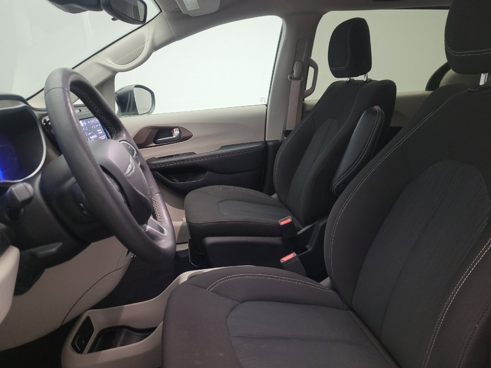 Used 2024 Chrysler Voyager LX FWD image 17