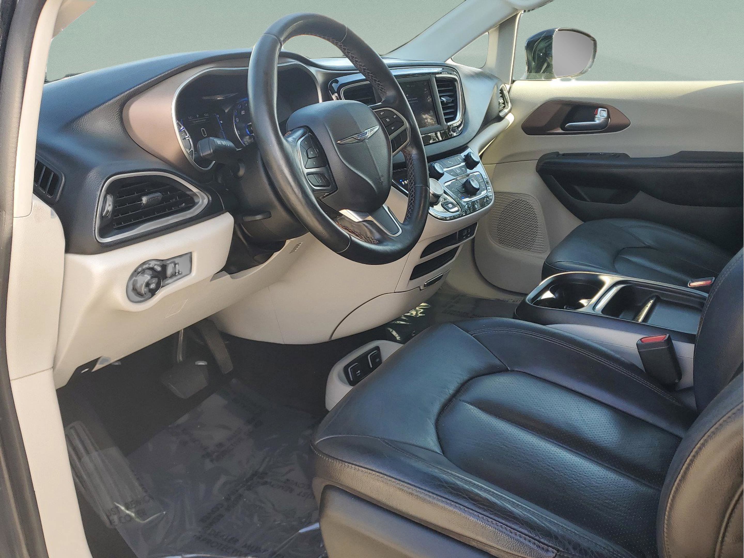 Used 2019 Chrysler Pacifica Touring-L image 18