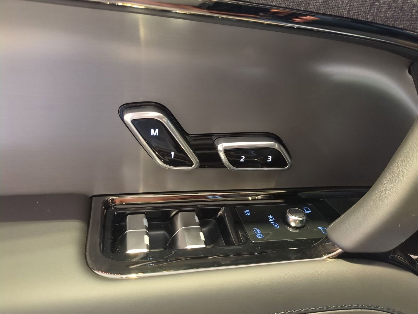 New 2026 Land Rover Range Rover Sport SE AWD/4WD image 13