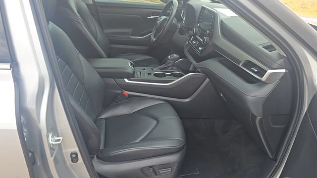 Used 2022 Toyota Highlander XLE FWD image 15