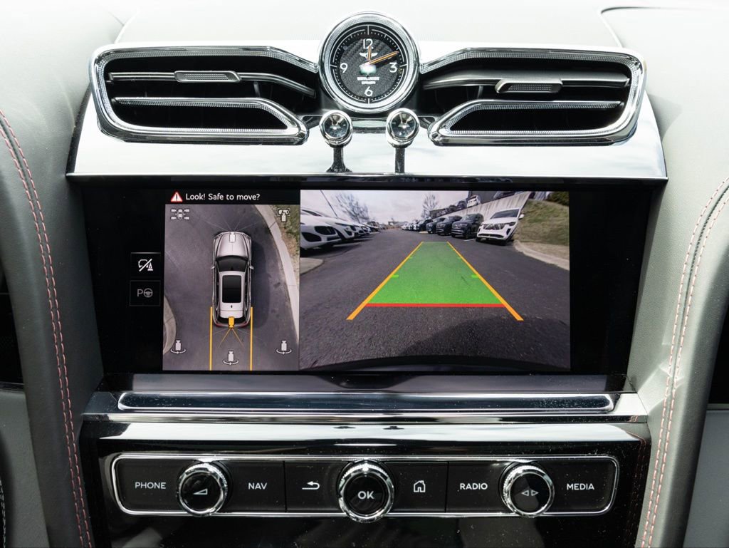 Used 2025 Bentley Bentayga V8 image 50