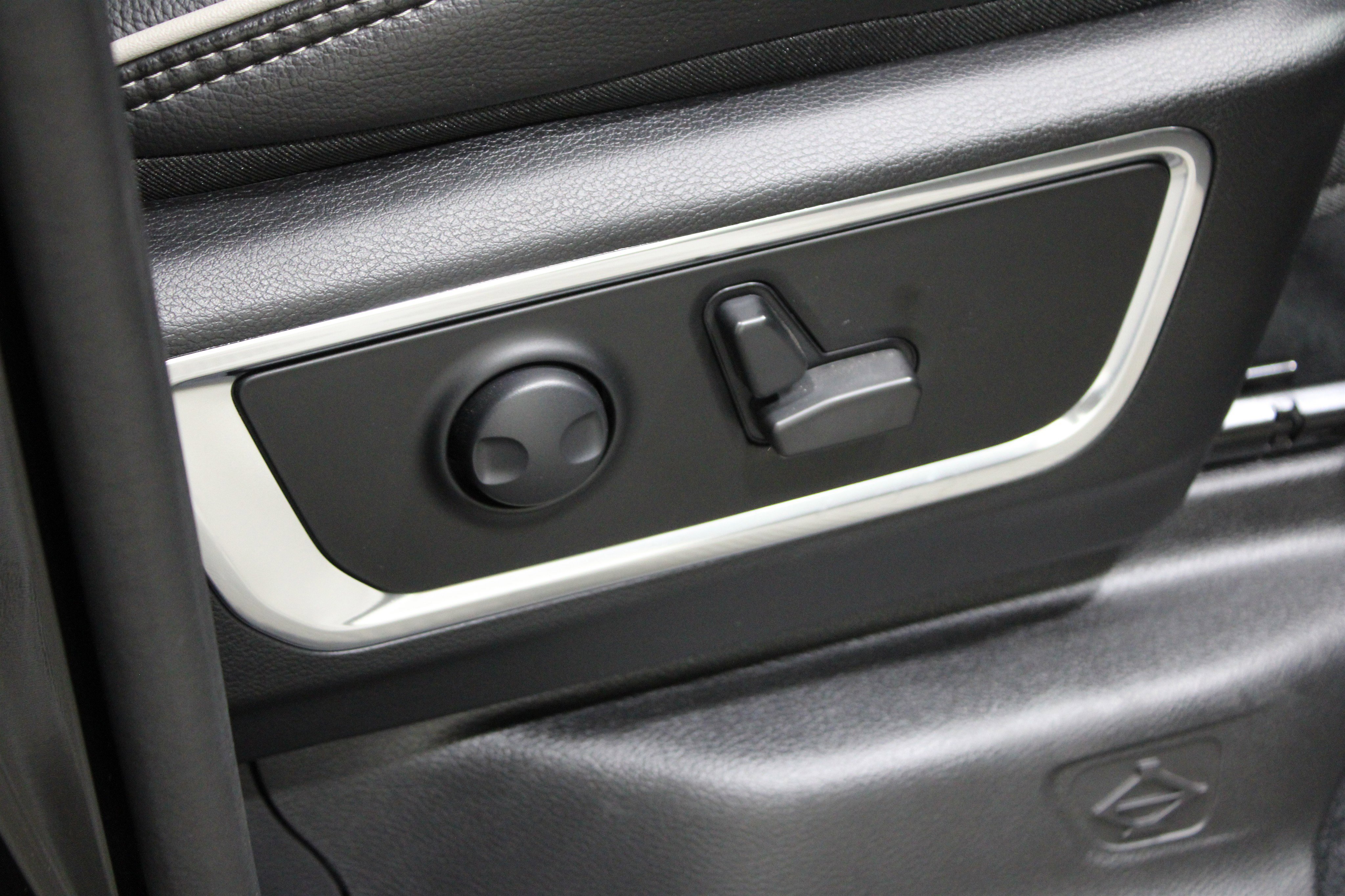 Used 2025 RAM 1500 Laramie image 33