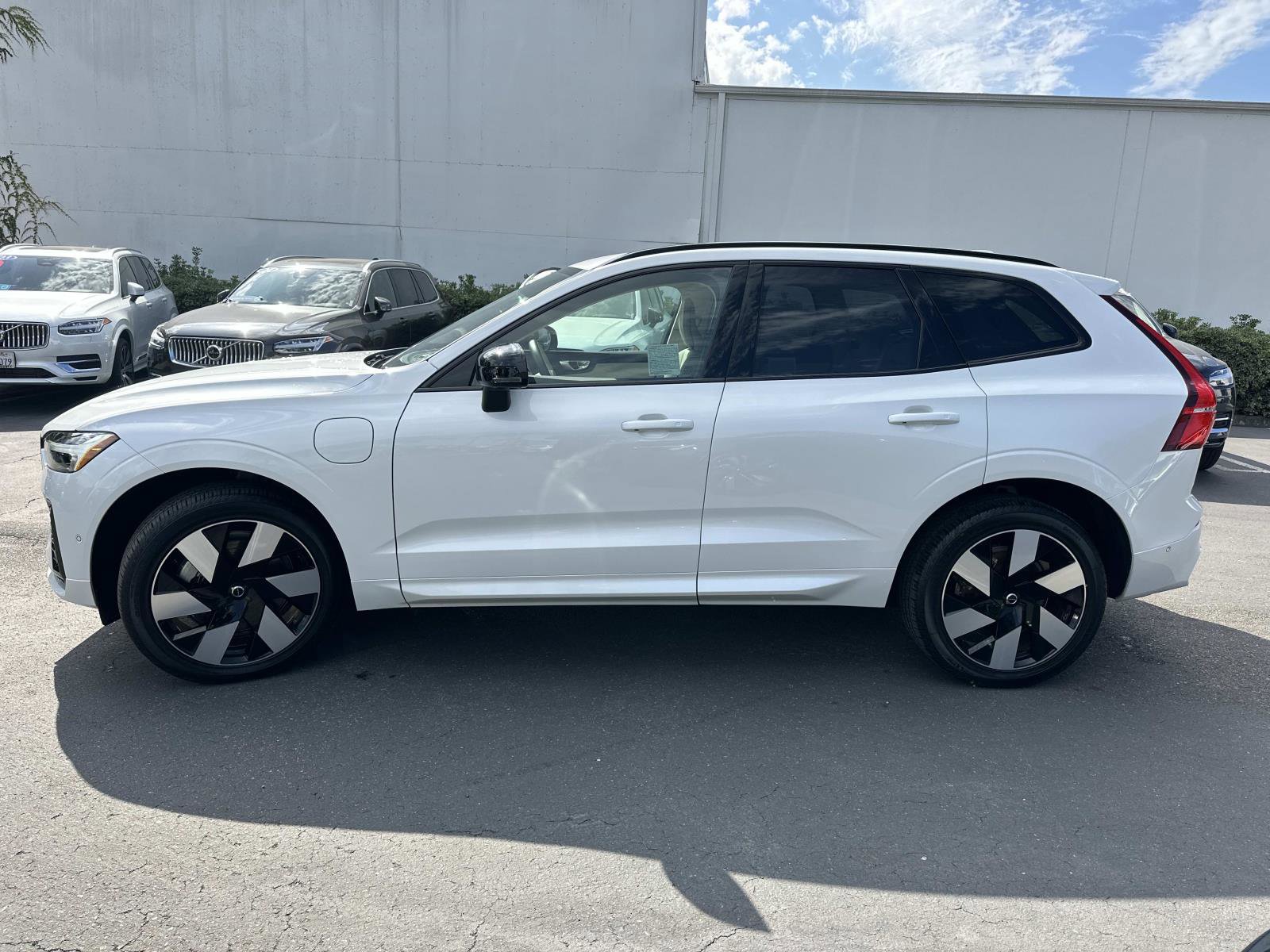 Certified 2025 Volvo XC60 T8 Plus w/ Protection Package Premier image 7