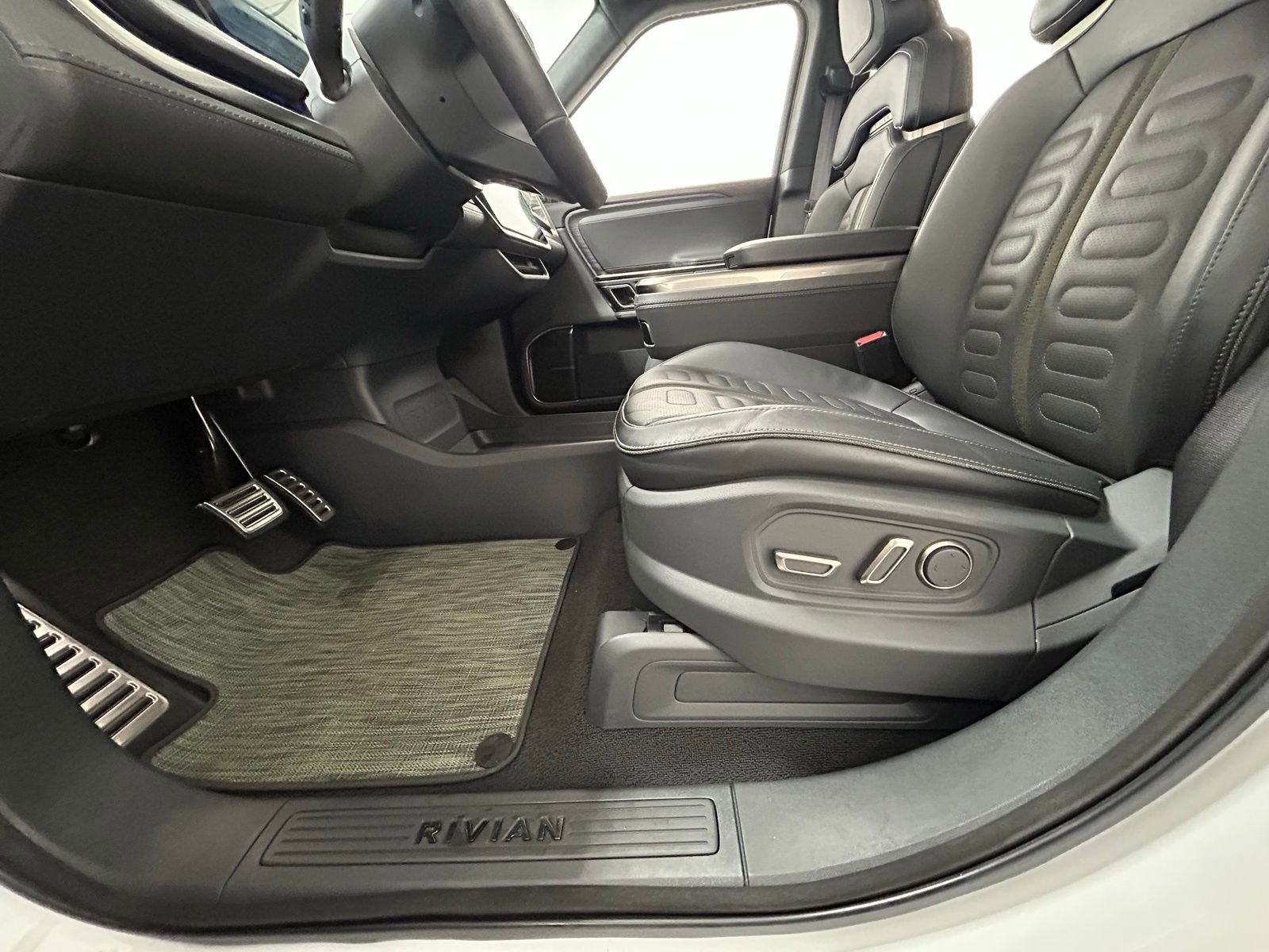 Used 2022 Rivian R1T Adventure image 29