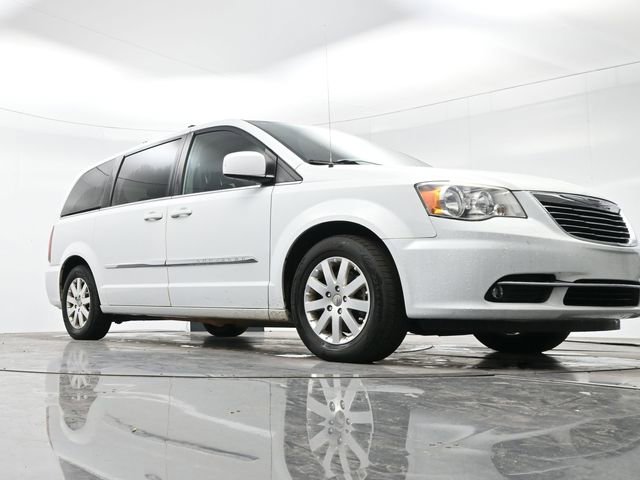 Used 2015 Chrysler Town & Country Touring image 9