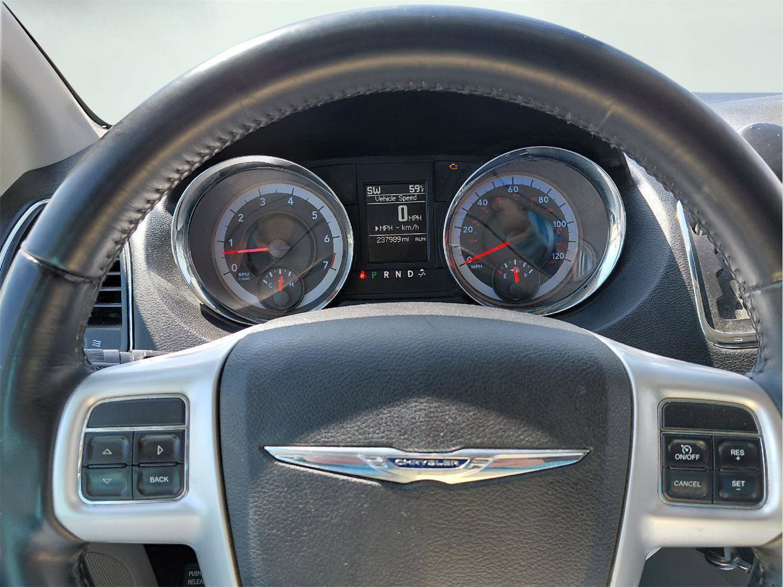 Used 2015 Chrysler Town & Country Touring FWD image 31