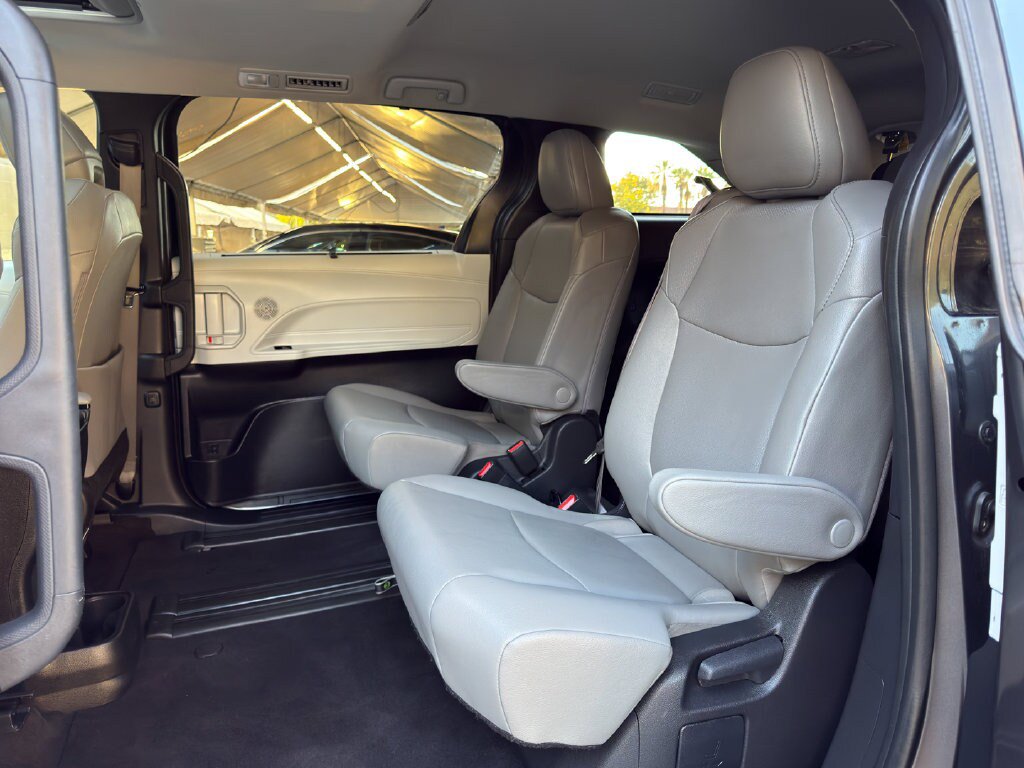 Used 2025 Toyota Sienna XLE FWD image 21