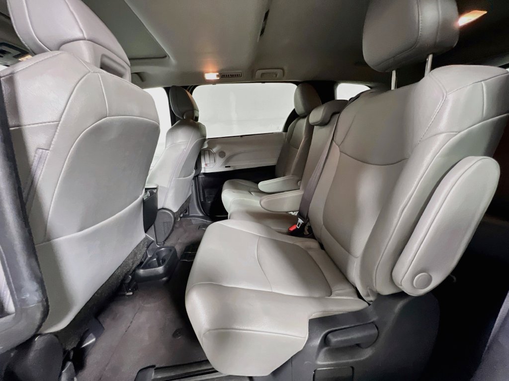 Used 2025 Toyota Sienna XLE FWD image 26