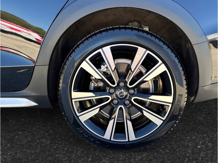 Used 2024 Volvo V60 B5 Cross Country Ultimate w/ Climate Package image 16