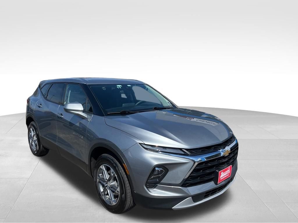 Used 2025 Chevrolet Blazer LT image 3