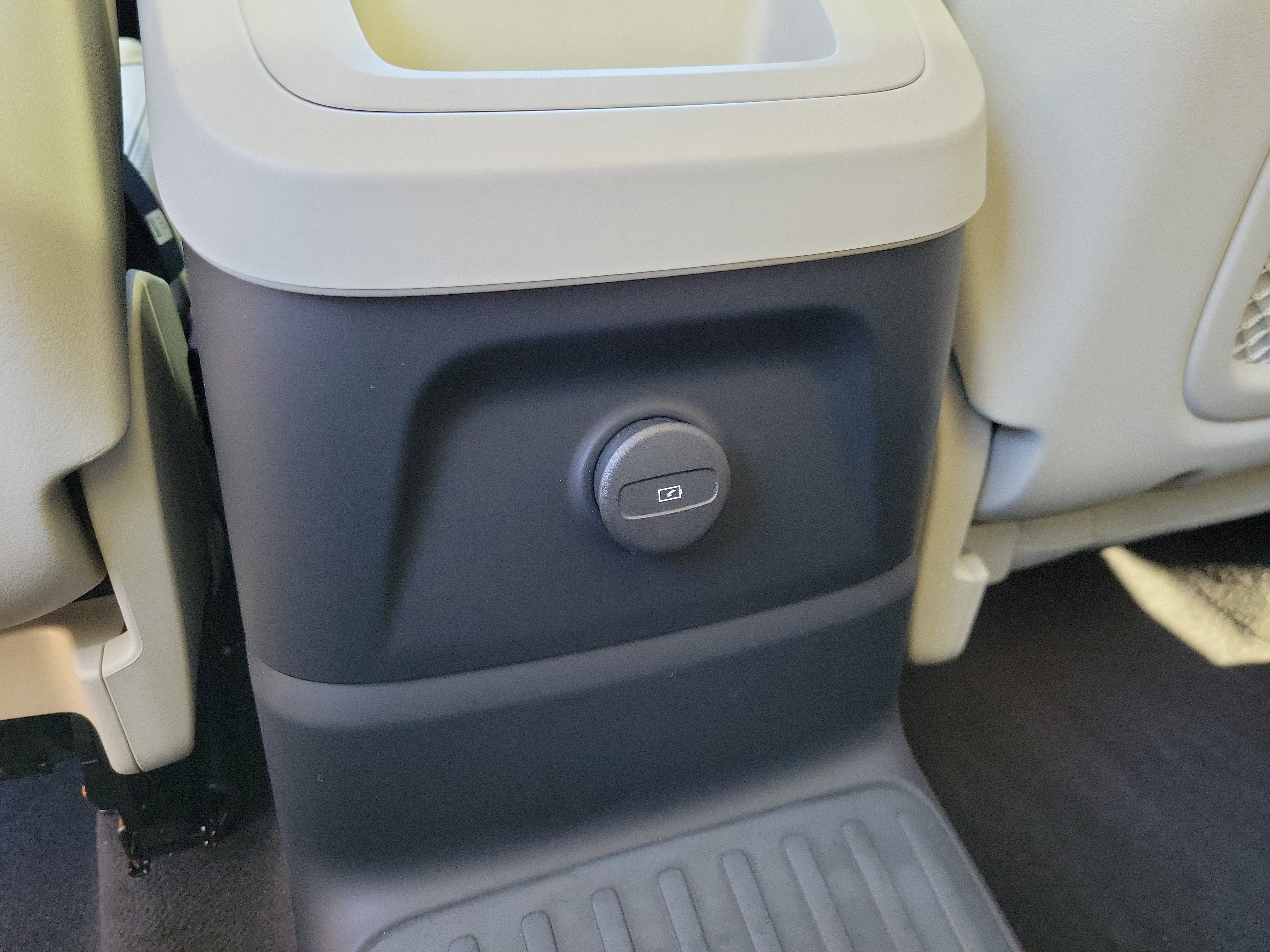 Used 2025 Volvo XC60 T8 Ultra w/ Climate Package image 17