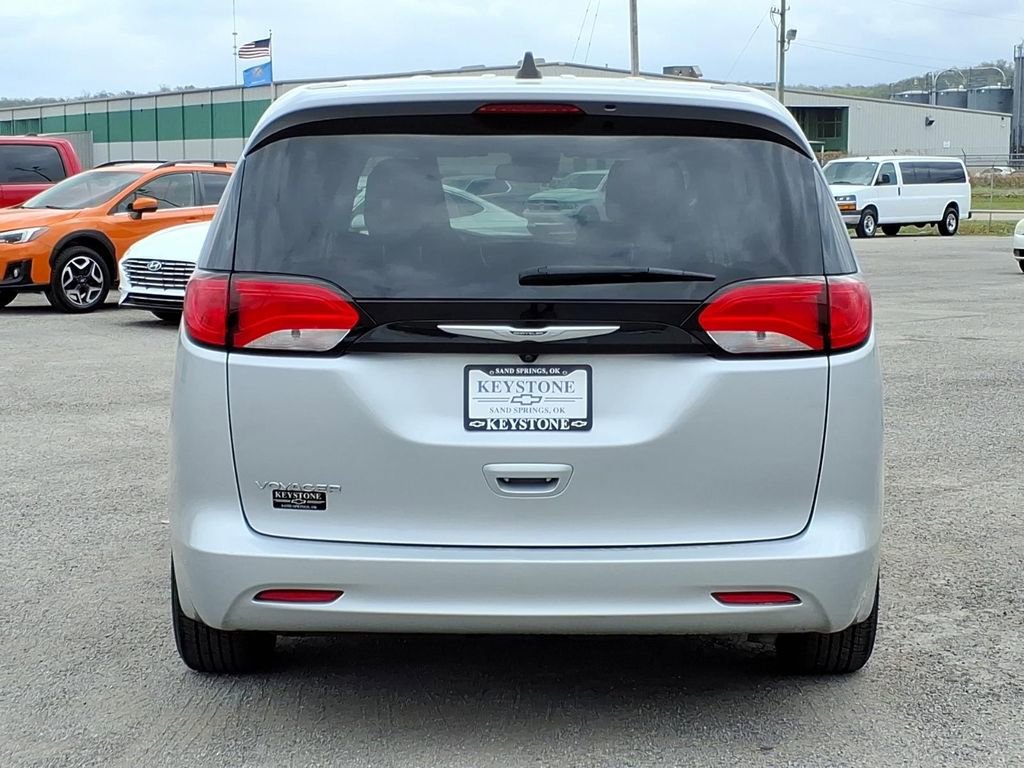 Used 2023 Chrysler Voyager LX image 4