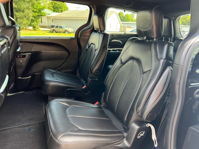Used 2025 Chrysler Pacifica Select w/ Uconnect Theater Family Group AWD/4WD image 5