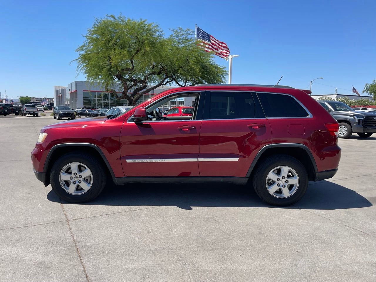 Used 2013 Jeep Grand Cherokee Laredo w/ Laredo E Group AWD/4WD image 3