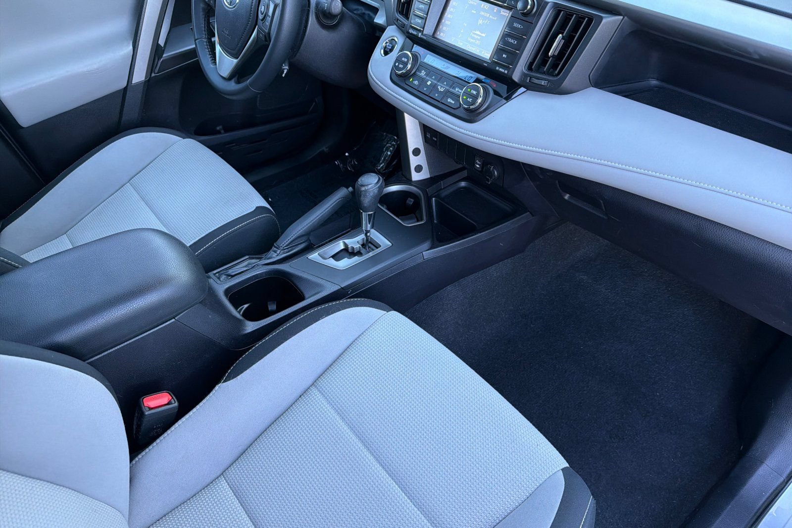 Used 2018 Toyota RAV4 XLE FWD image 15